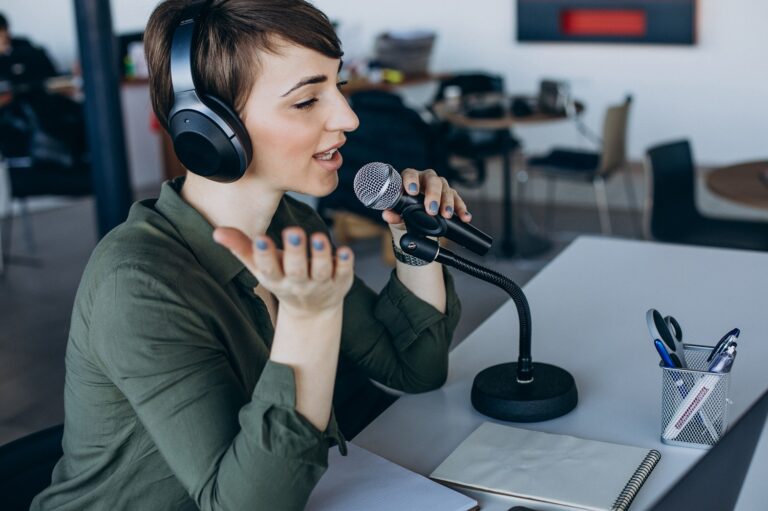Menyelami Dunia Voice Over dengan Mengungkap Seni di balik Suara yang Memukau
